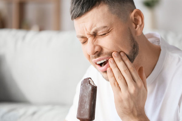 牙有个洞一吃东西疼怎么办(牙齿有个洞一吃东西就疼是什么原因吃什么药)