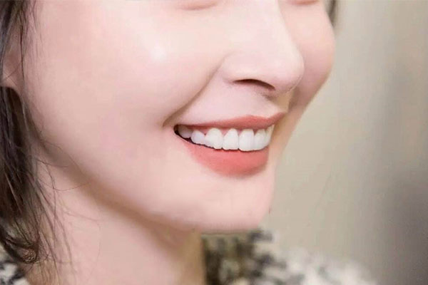 牙齿掉出来一块黑色的东西怎么回事啊(牙齿掉出来一块黑色的东西怎么回事啊