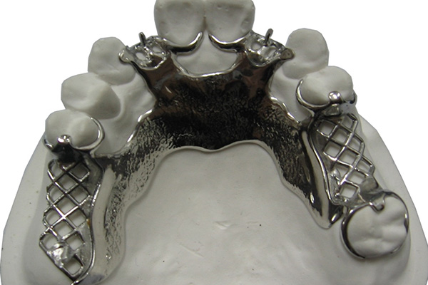 基托树脂材料的聚合反应是哪些过程(基托树脂材料的聚合反应是哪些过程中)