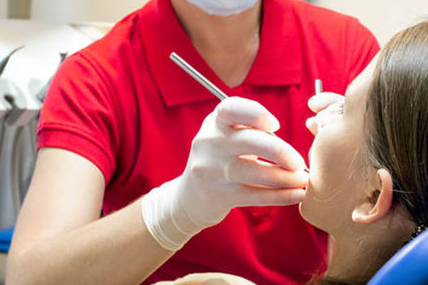 牙齿脱敏用什么牙膏刷牙比较好用(牙齿脱敏用什么牙膏刷牙比较好用一点)