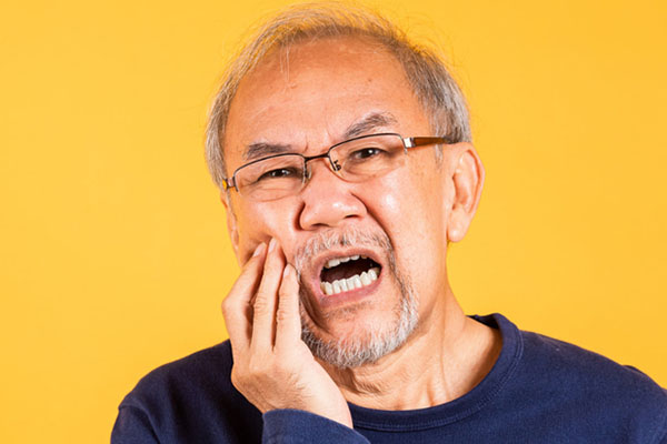 上牙最后牙龈肿痛什么原因(上牙最后牙龈肿痛什么原因造成的