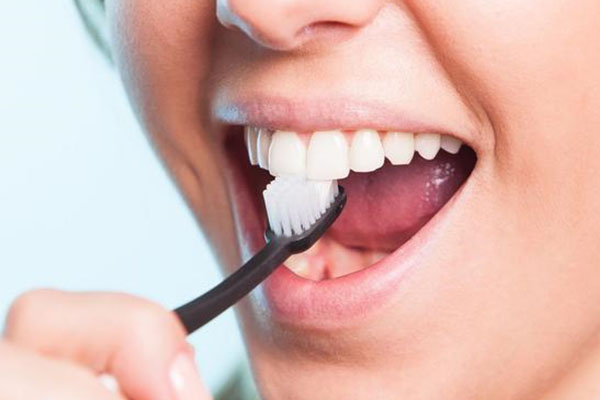 抛光喷砂洁牙的好处和坏处(抛光喷砂洁牙的好处和坏处是什么)