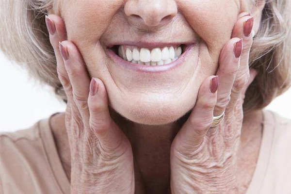 牙齿有黑色污渍(牙齿有黑色污渍怎么办)