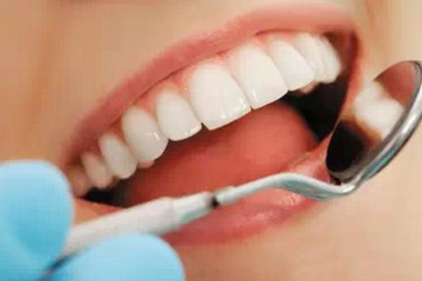 牙齿根部黑色是什么原因(牙齿根部黑色是什么原因造成的)