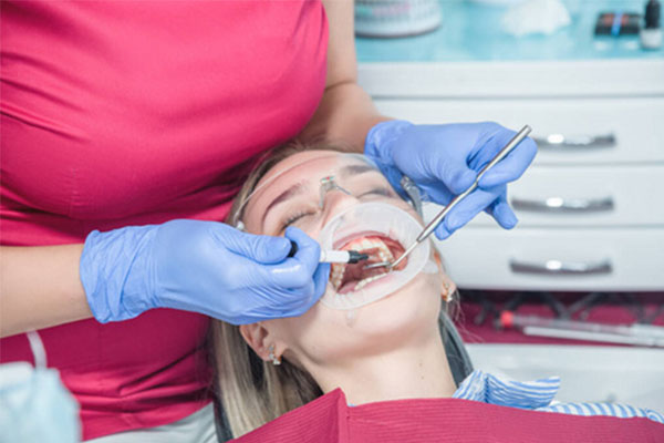 乳牙滞留恒牙位置异位怎么处理好(乳牙滞留恒牙异位萌出如何矫正)