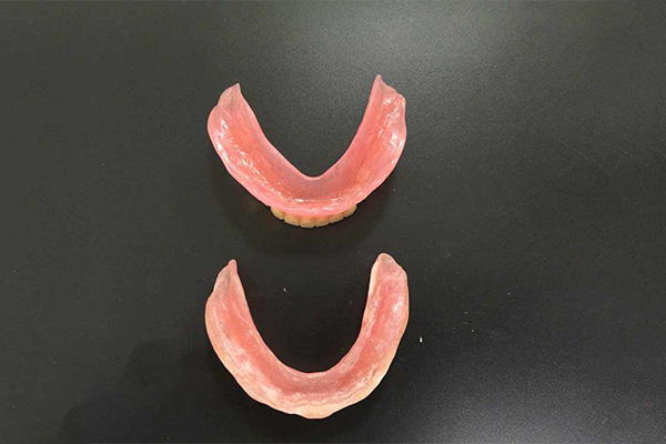 活动义齿与活动假牙的区别(活动义齿与活动假牙的区别图片)