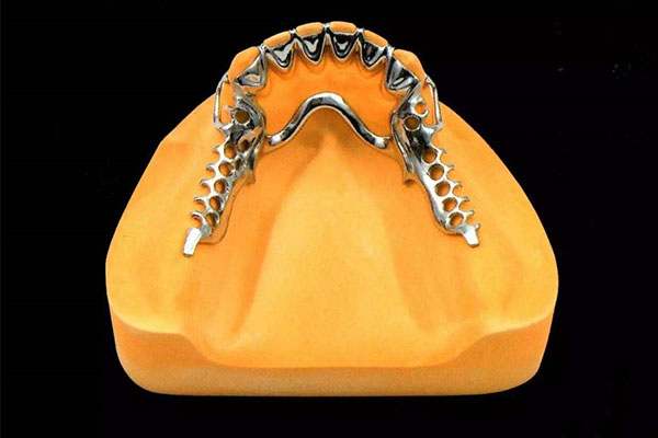 活动假牙掉了一颗怎么粘接(活动假牙掉了一颗怎么粘接的)