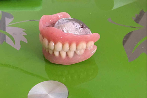 活动假牙的优缺点是什么(活动假牙的优缺点是什么意思)