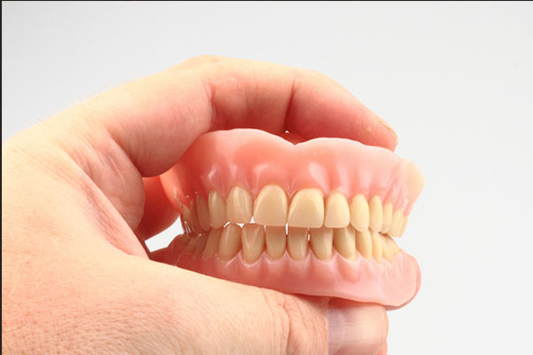 活动假牙的危害有哪些(活动假牙的危害有哪些呢)
