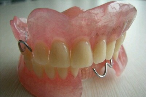 一个活动义齿每天都要取下来吗为什么呢(一个活动义齿每天都要取下来吗为什