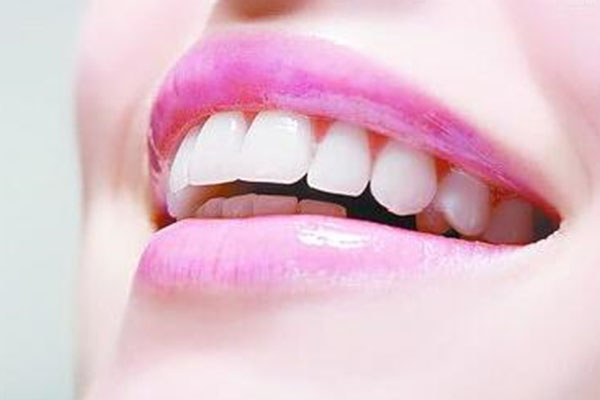 怎么让牙齿美白美白呢(怎么让牙齿美白美白呢图片)