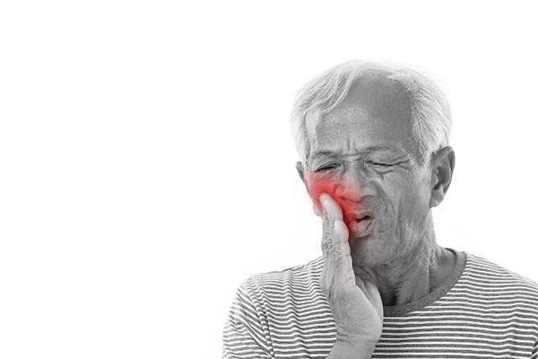 牙龈肿痛难忍？中老年口腔专家教您快速缓解咽口水疼的困扰
