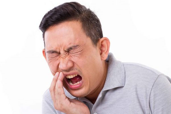 后槽牙十字缝变黑却没痛感？中老年