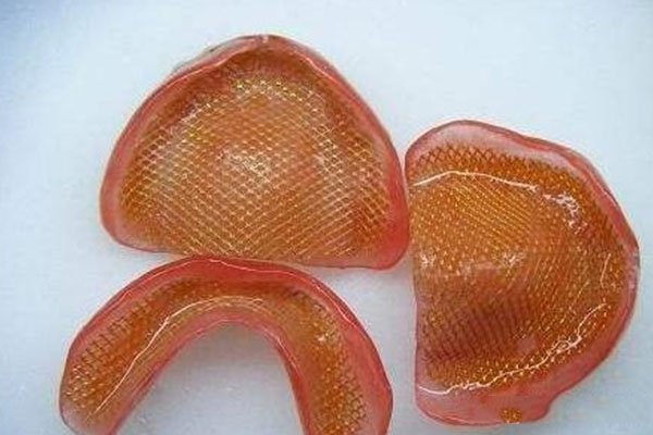 中老年镶活动假牙用什么材料好？推