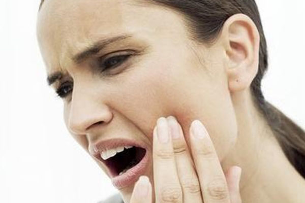 牙冠戴了两年又疼了？中老年口腔专