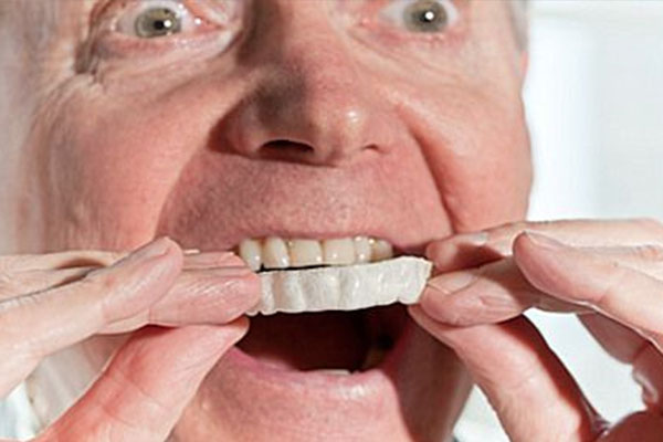活动假牙的种类和价格大盘点 中老年口腔教你如何选择经济实惠
