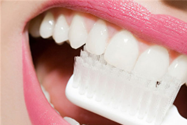 照镜子发现牙黄别慌！中老年口腔揭秘高效洗牙法，一招解决多