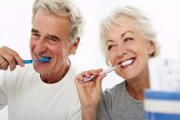 中老年口腔提醒：人到中年，这3个洗牙误区你中招了吗？
