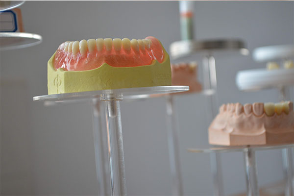 中老年口腔活动全口义齿多少钱一颗