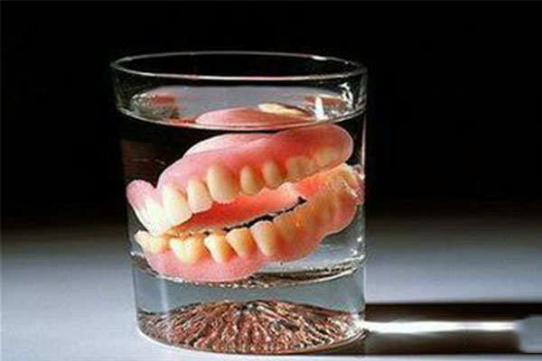 全口活动义齿多少钱一颗？中老年口腔最新价格表+省钱攻略来了