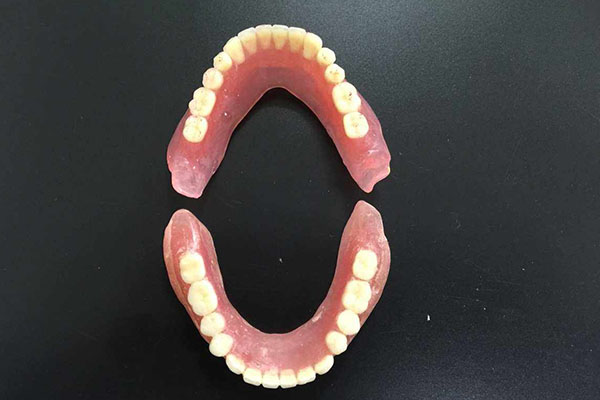 活动假牙危害大？中老年口腔批量修