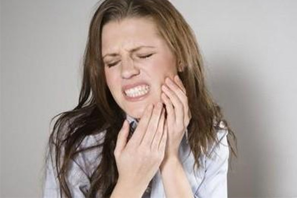 戴牙套疼不疼？中老年口腔为您解答