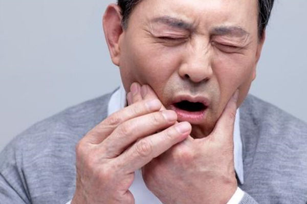 中老年口腔专家提醒：牙龈长小肉球不处理当心感染 这3招教你