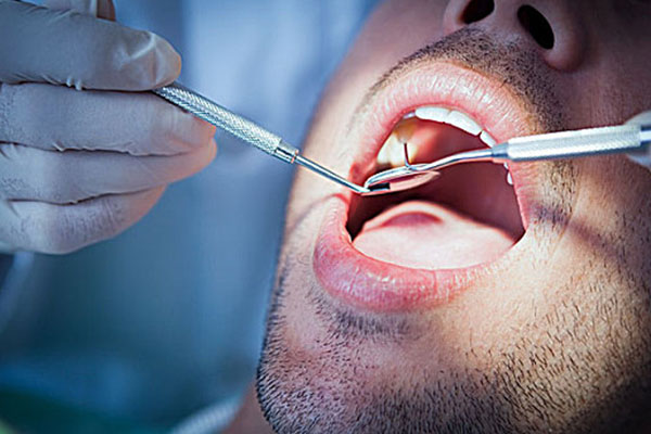 瘫痪病人牙齿脱落的原因及解决方案