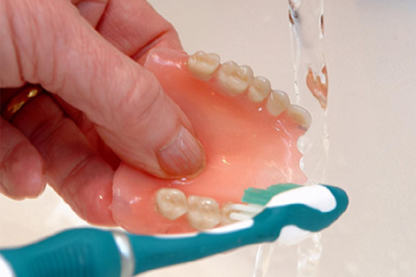 活动假牙和固定义齿有什么区别？中