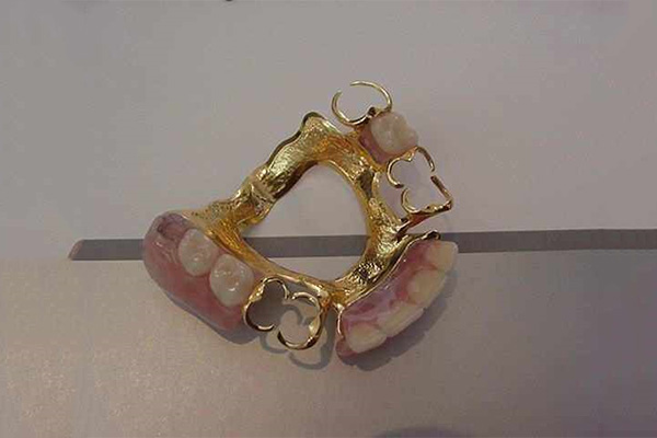 中老年口腔为何领跑长春义齿加工榜单？批量定制让缺牙老人重