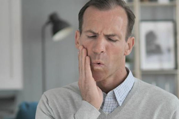 为什么上下颚咬合会发出响声还疼？