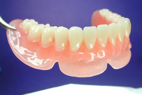 义齿牙是什么？中老年人如何选择适合自己的活动假牙？