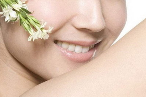 中老年口腔：乳牙未拔致恒牙歪斜？批量修复技术让缺牙老人