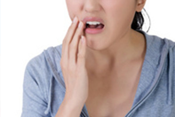 中老年口腔专家：上面牙齿最后一颗疼怎么回事？