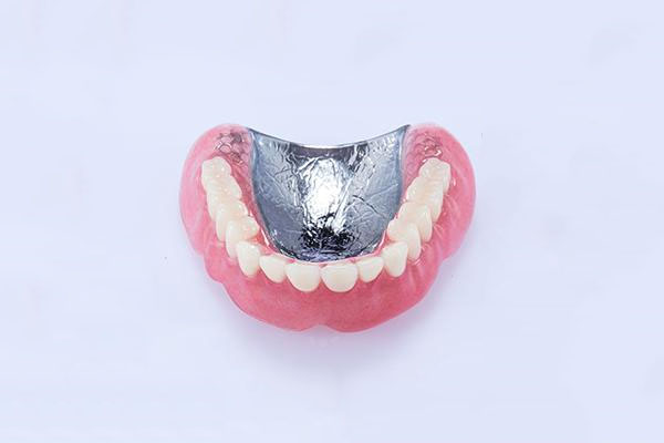 活动假牙和吸附性义齿区别：中老年口腔批量修复方案，高效解