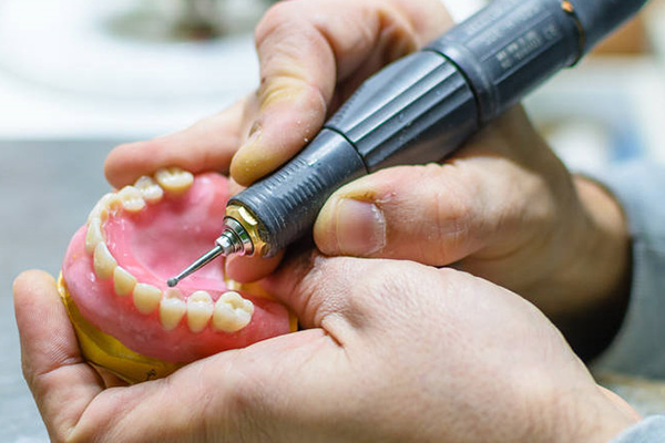 上海义齿加工厂哪家好？中老年朋友