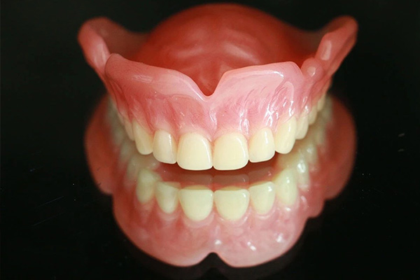 活动义齿挂什么科室？中老年口腔专家揭秘缺牙修复黄金方案！