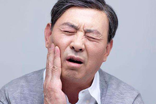 后槽牙一嚼东西就酸疼，该怎么办？