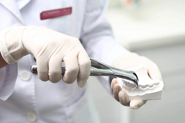 长期戴活动假牙的危害有多大？中老