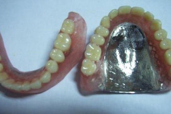 中老年口腔：一颗活动假牙多少钱？