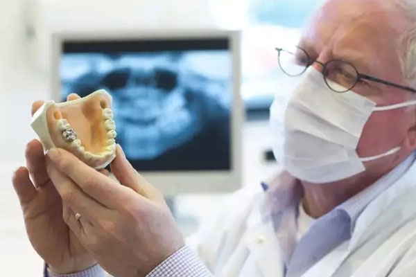 活动假牙带上真的可以美观吗？中老