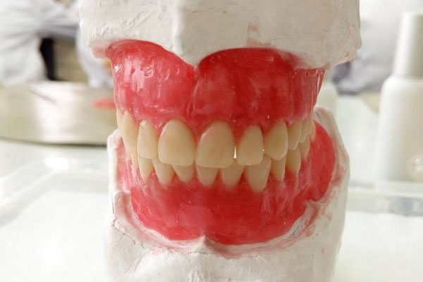 吸附性义齿吸附性不好怎么办？中老年口腔为您解决难题！