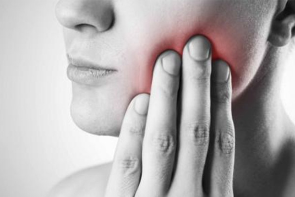 为什么中老年人牙齿碰到冷水会疼？中老年口腔为您快速解决敏