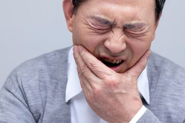 牙龈出血疼痛？中老年口腔为您解答原因并提供高效解决办法