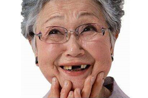 镶牙真的不疼吗？中老年口腔为您揭