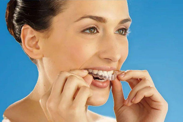 女人四十多岁牙齿松动的原因是什么？中老年口腔为您解析与应