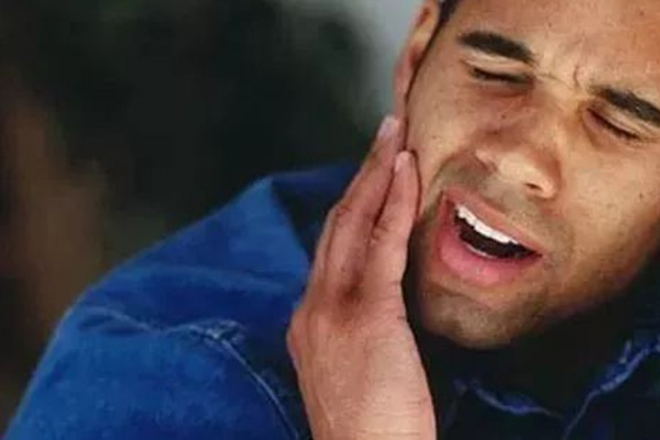 牙疼能疼醒吗？中老年口腔专家教你