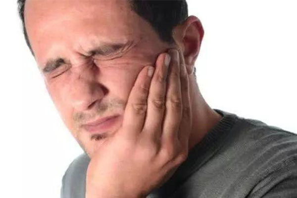 上下颚骨咬合处肿胀疼痛难忍？中老