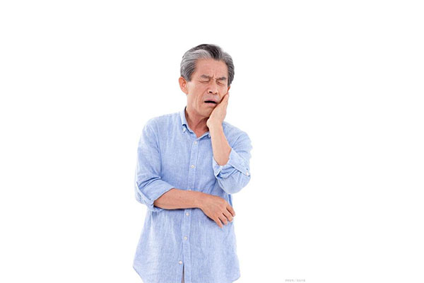 牙齿疼脸肿了，冷敷还是热敷？中老年口腔专家为您解答