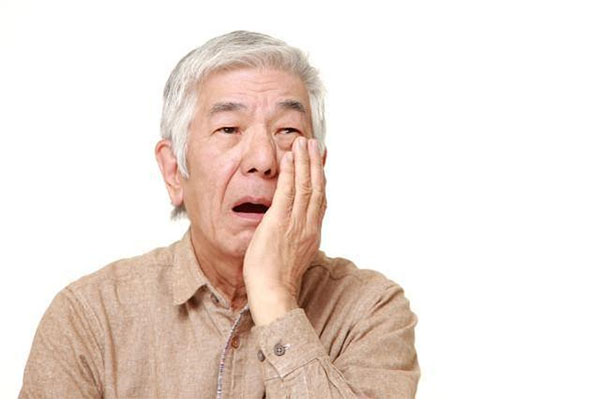 中老年口腔专家解答：单颗牙龈疼痛的根源及高效修复方案